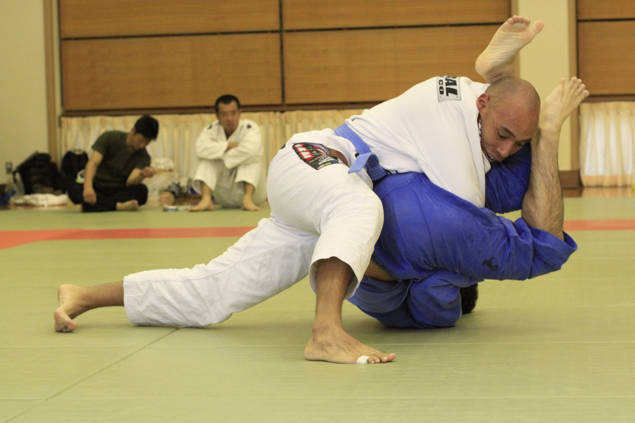 Sergio Esquivel competes against Fujioka Yu in a jiu-jitsu tournament