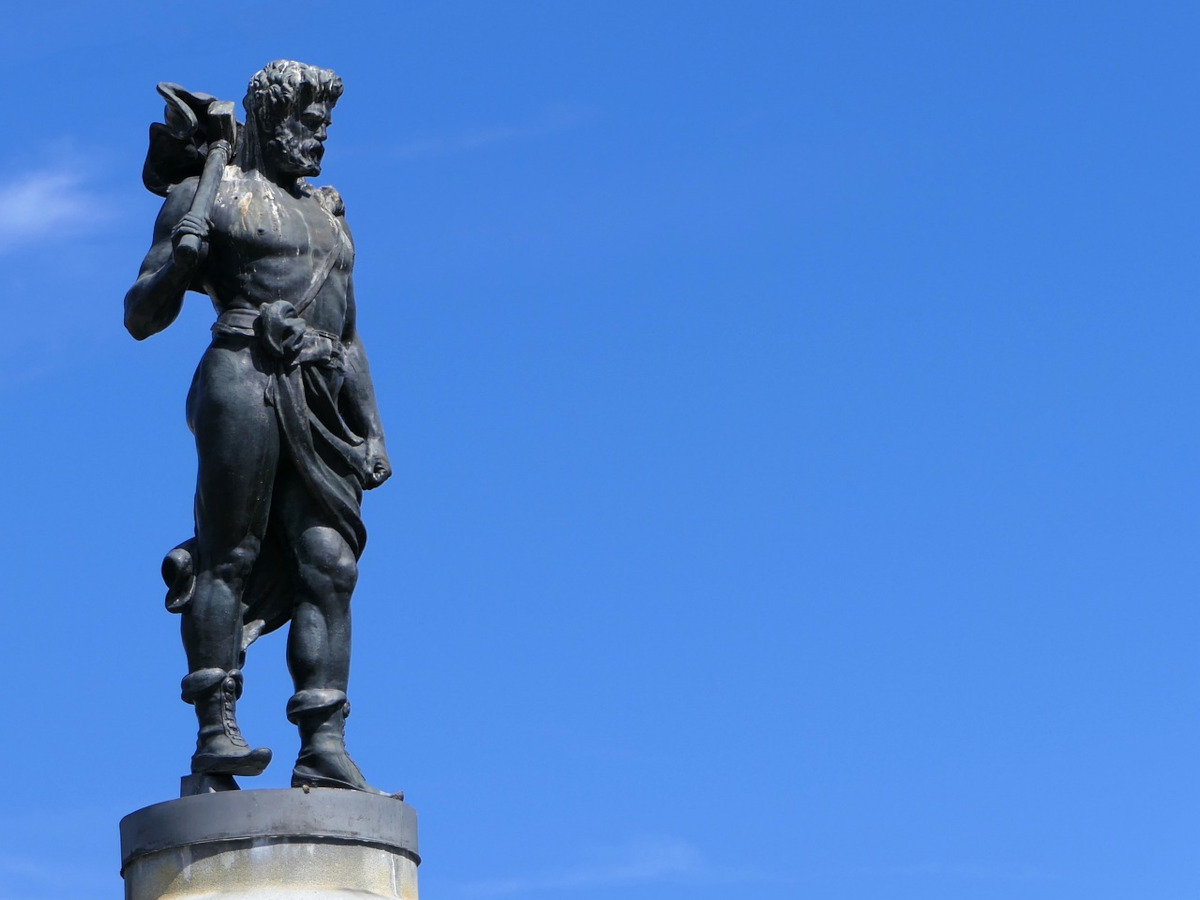 statue of the norse god thor