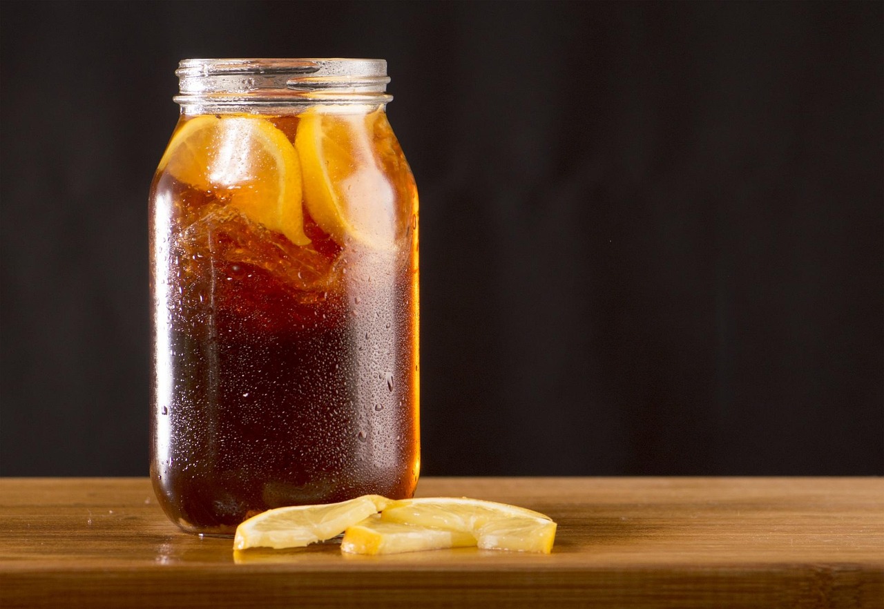 jar of iced tea with lemon