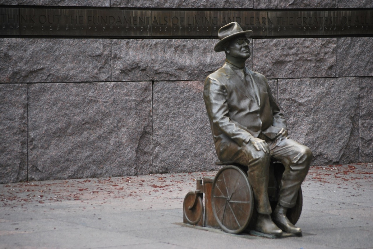 a statue of president roosevelt